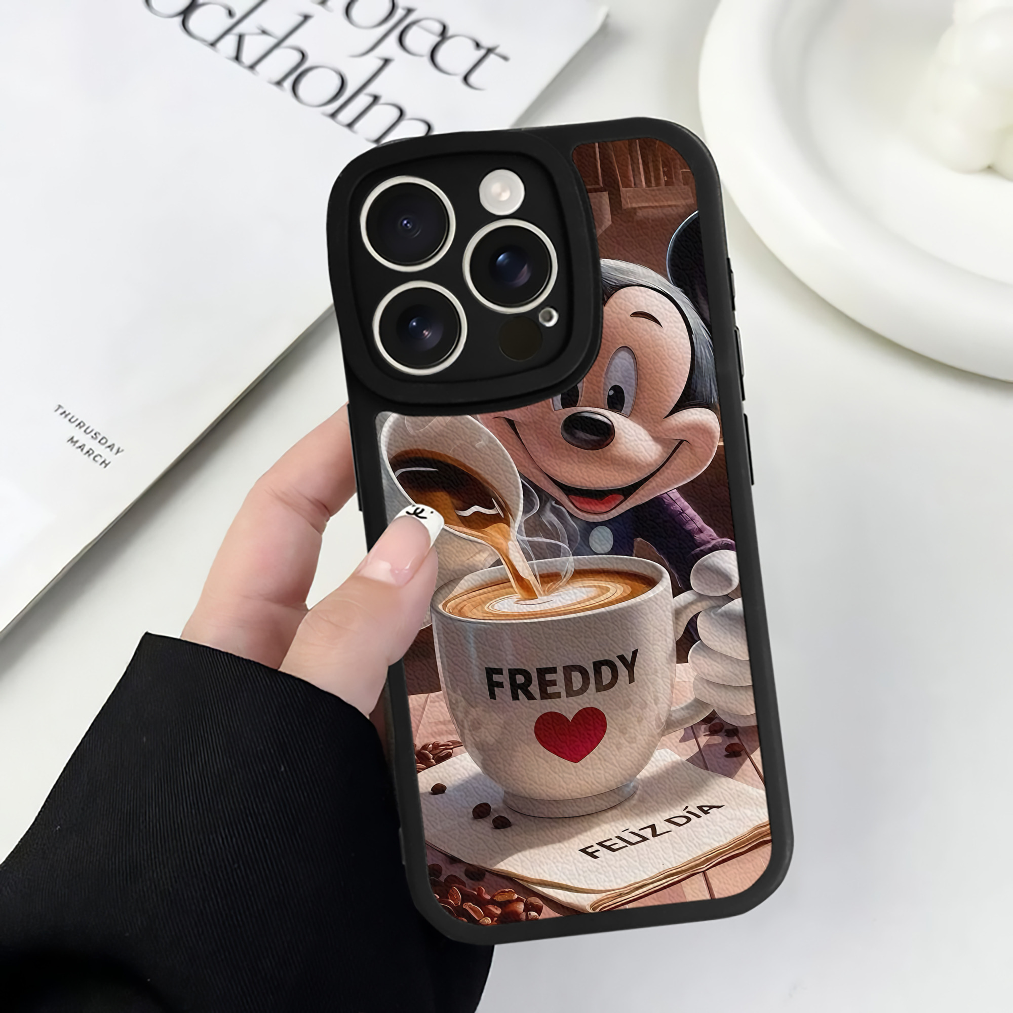 （画像用） ミッキーマウス Mickey Mouse 【iPhone 16シリーズ対応】シリコンスマホケース（レザー調） 材質：シリコン